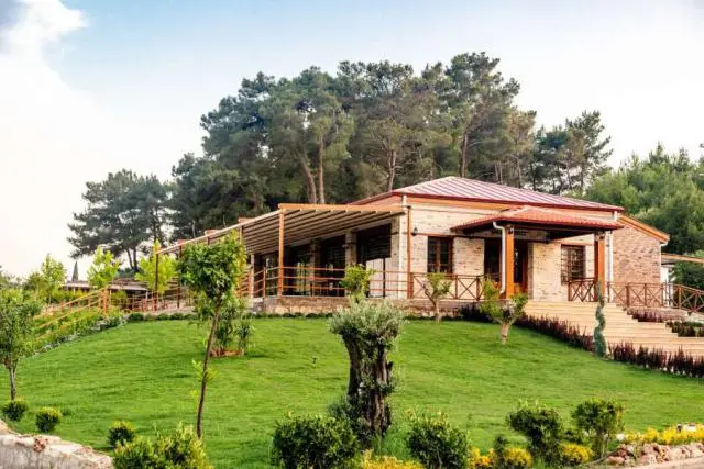 Taş bina & bahçe